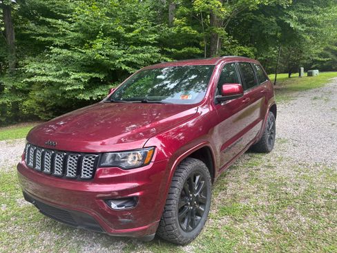 Used 2019 Jeep Grand Cherokee Altitude AWD/4WD image 2