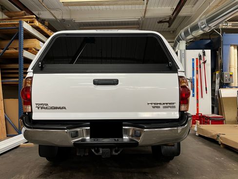 Used 2005 Toyota Tacoma PreRunner image 2