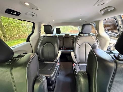 Used 2020 Chrysler Pacifica Limited w/ Advanced Safetytec Group FWD image 14