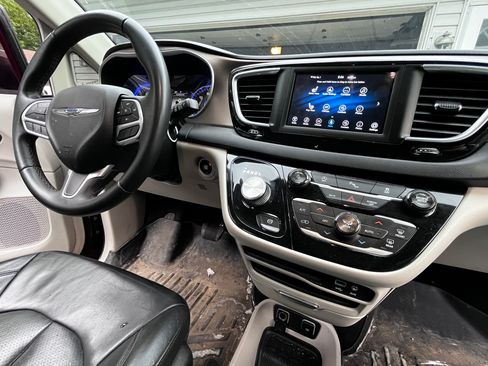 Used 2018 Chrysler Pacifica Touring-L FWD image 9