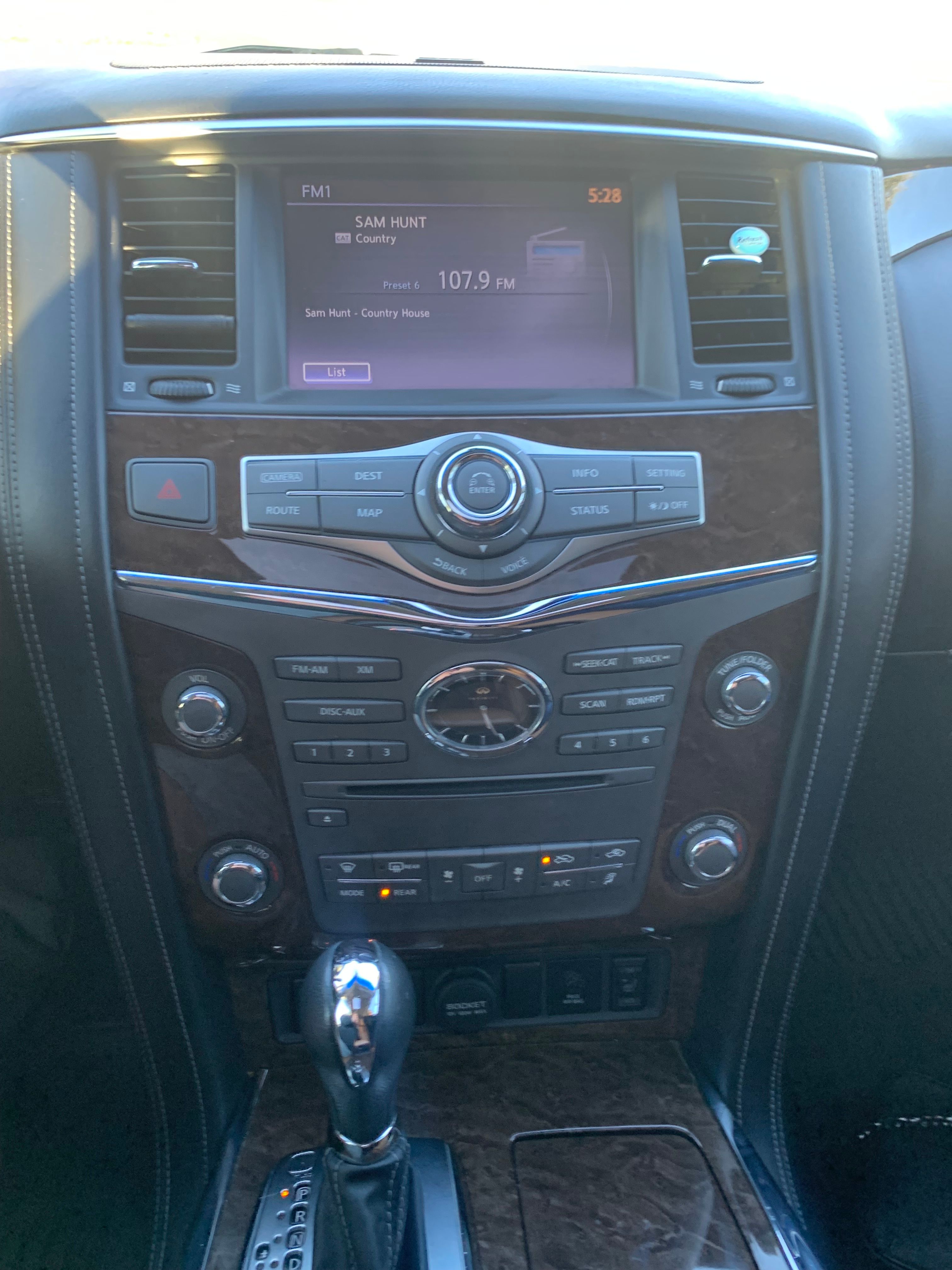 Used 2016 INFINITI QX80 4WD w/ Signature Edition Package image 12
