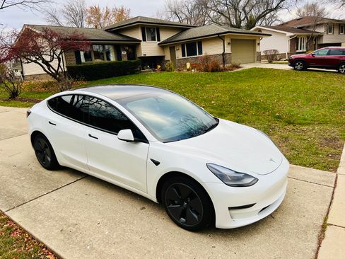 Used 2023 Tesla Model 3 Standard Range image 1