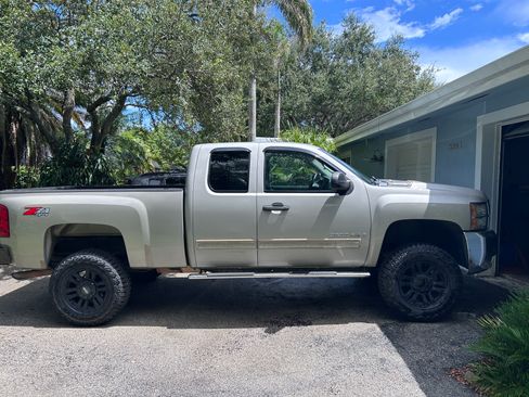 Used 2009 Chevrolet Silverado 2500 LT w/ Exterior Plus Package AWD/4WD image 14
