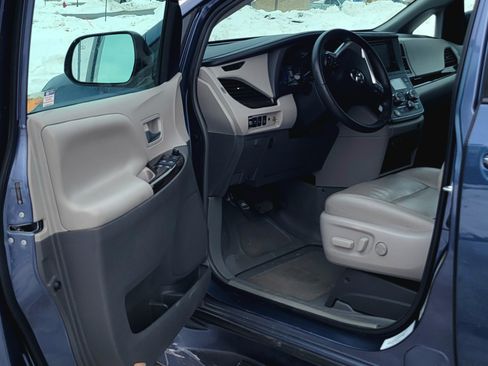 Used 2015 Toyota Sienna XLE image 8