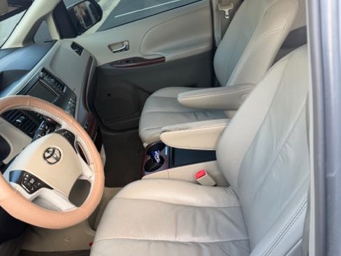 Used 2014 Toyota Sienna XLE image 2