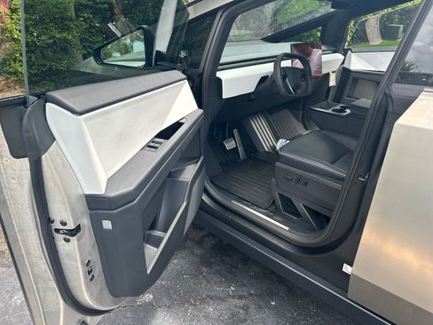 Used 2024 Tesla Cybertruck AWD Crew Cab image 14