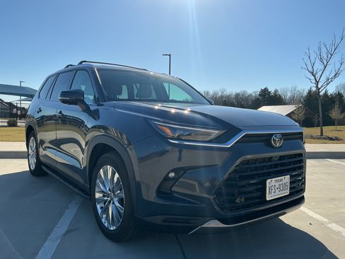 Used 2025 Toyota Grand Highlander AWD image 4