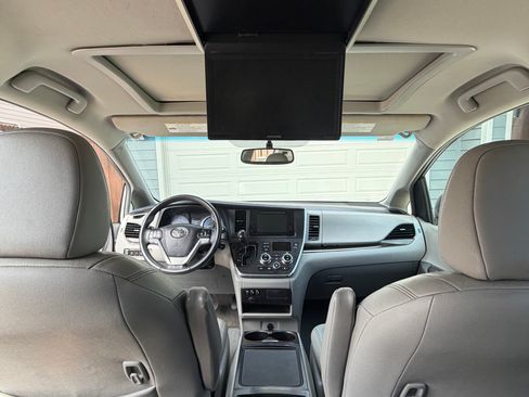 Used 2017 Toyota Sienna XLE w/ XLE Navigation Package image 13