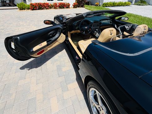 Used 2004 Chevrolet Corvette Convertible w/ Preferred Equipment Group RWD image 11