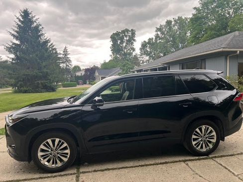 Used 2024 Toyota Grand Highlander AWD image 9