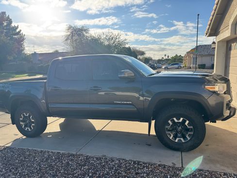 Used 2020 Toyota Tacoma TRD Off-Road image 6