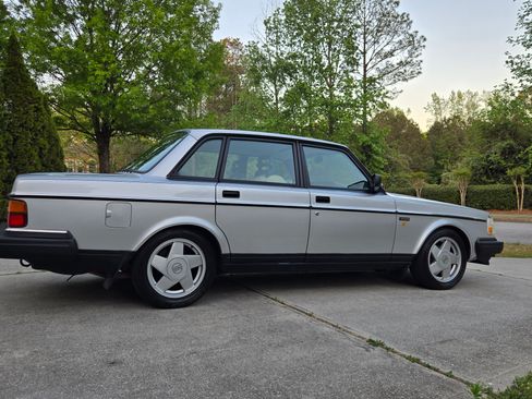 Used 1993 Volvo 240 Sedan RWD image 2