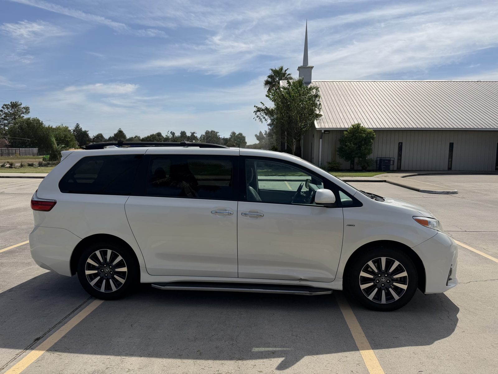 Used 2020 Toyota Sienna XLE w/ XLE Navigation Package AWD/4WD image 1
