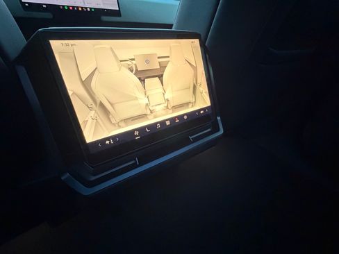 Used 2024 Tesla Cybertruck AWD Crew Cab image 31