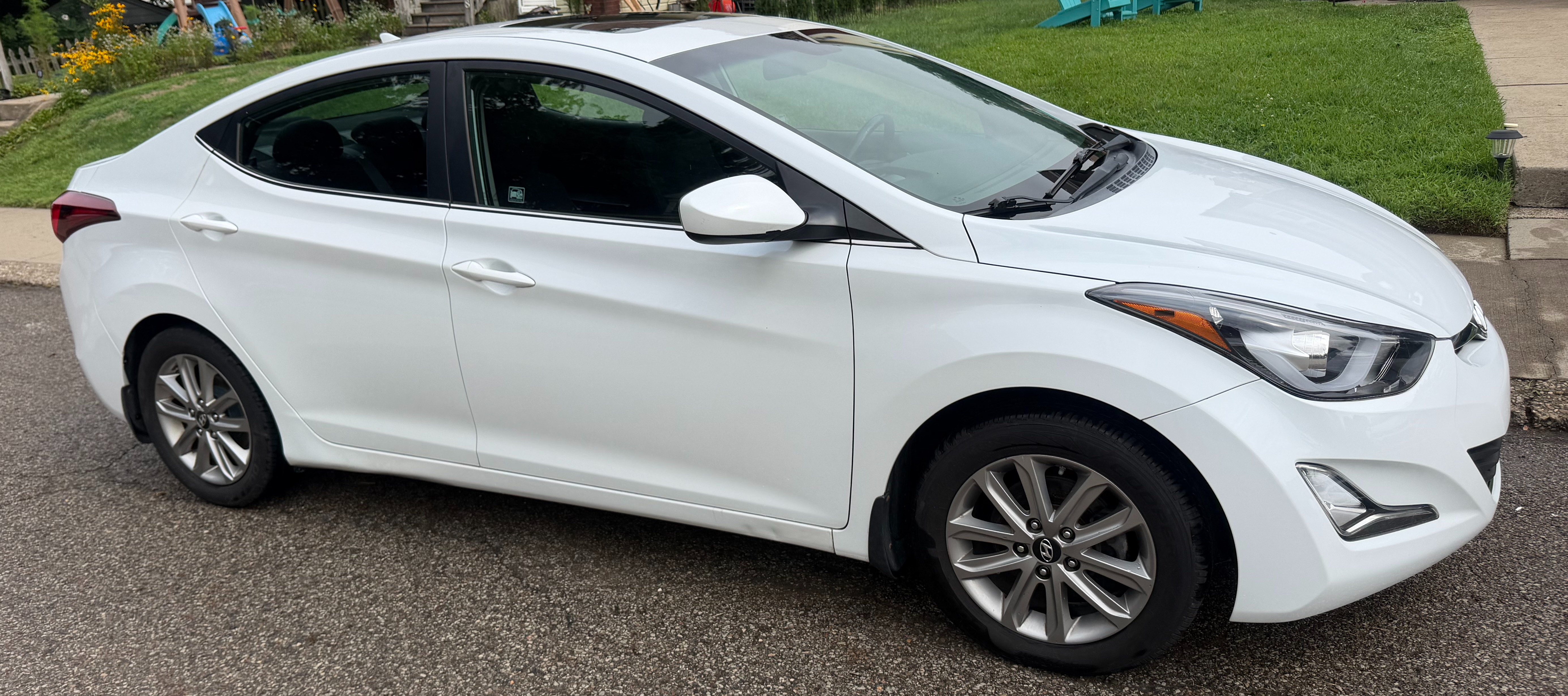 Used 2015 Hyundai Elantra SE w/ Option Group 03 FWD image 2