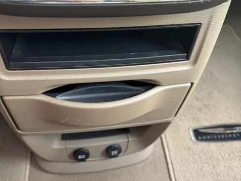 Used 2016 Chrysler Town & Country Touring-L FWD image 10