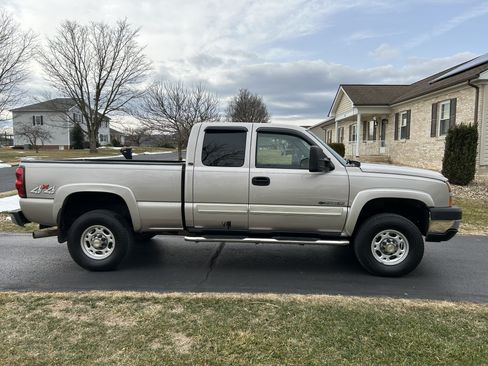 Used 2005 Chevrolet Silverado 2500 LS w/ Snow Plow Prep Package image 2