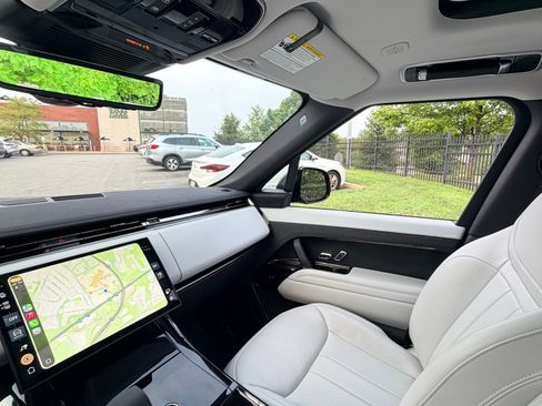 Used 2024 Land Rover Range Rover Sport SE AWD/4WD image 2
