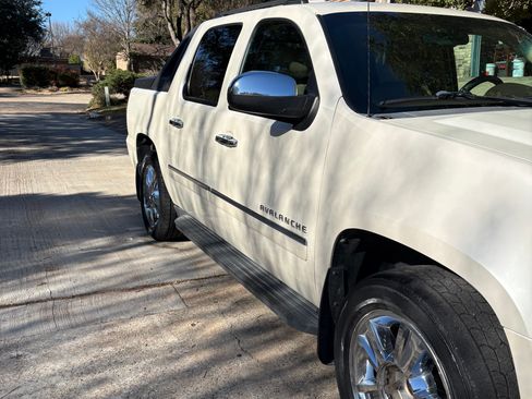 Used 2010 Chevrolet Avalanche LTZ image 5