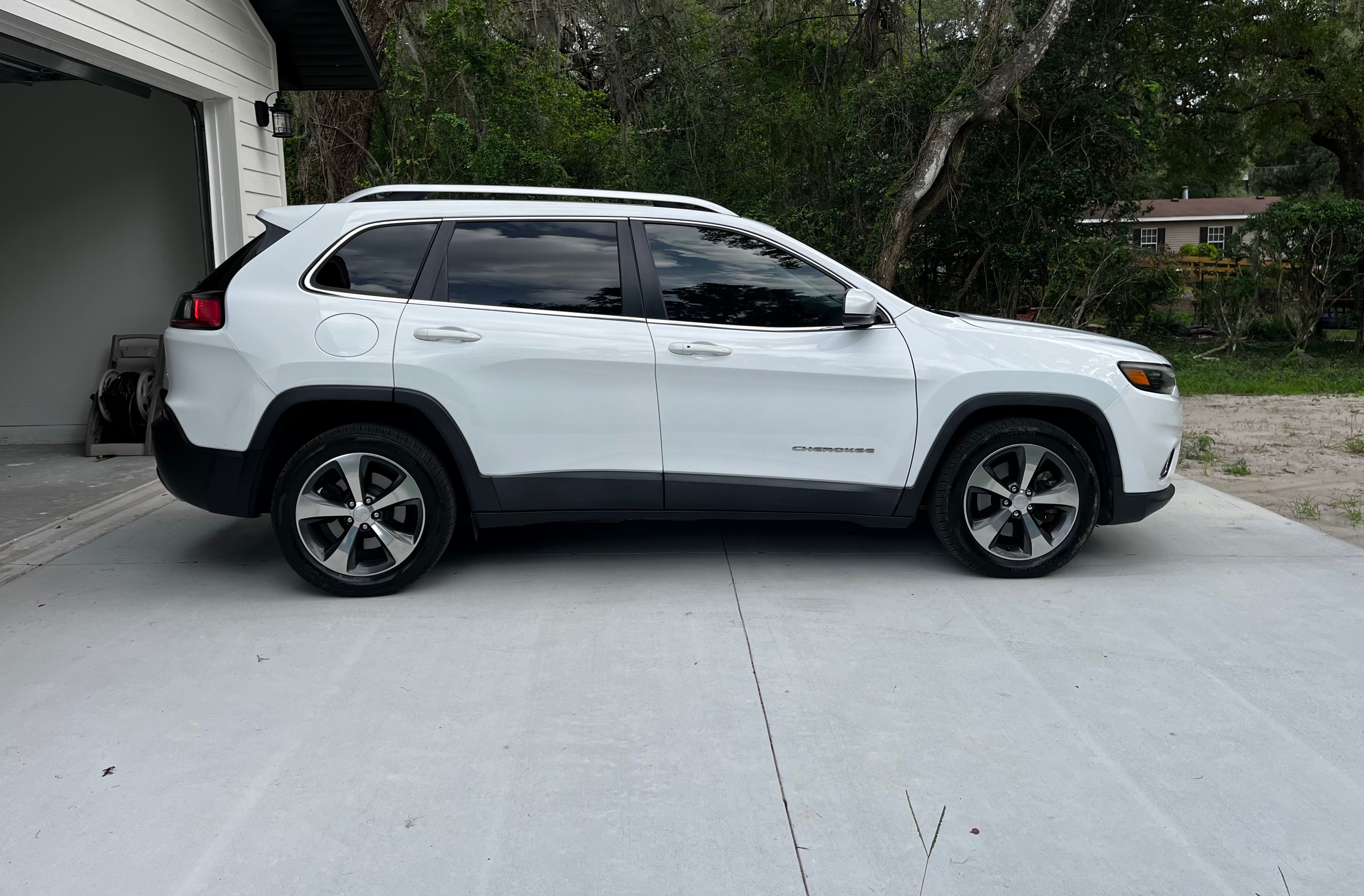 Used 2019 Jeep Cherokee Limited FWD image 4