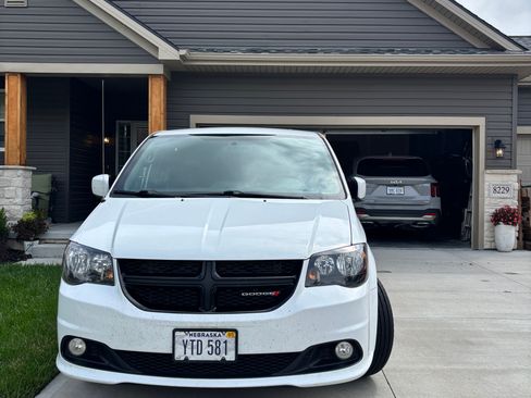 Used 2018 Dodge Grand Caravan SE FWD image 2