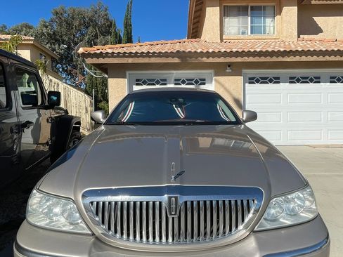 Used 2003 Lincoln Town Car Signature image 14