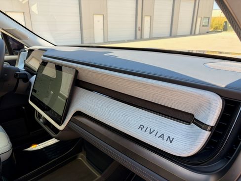 Used 2026 Rivian R1S Premium image 25