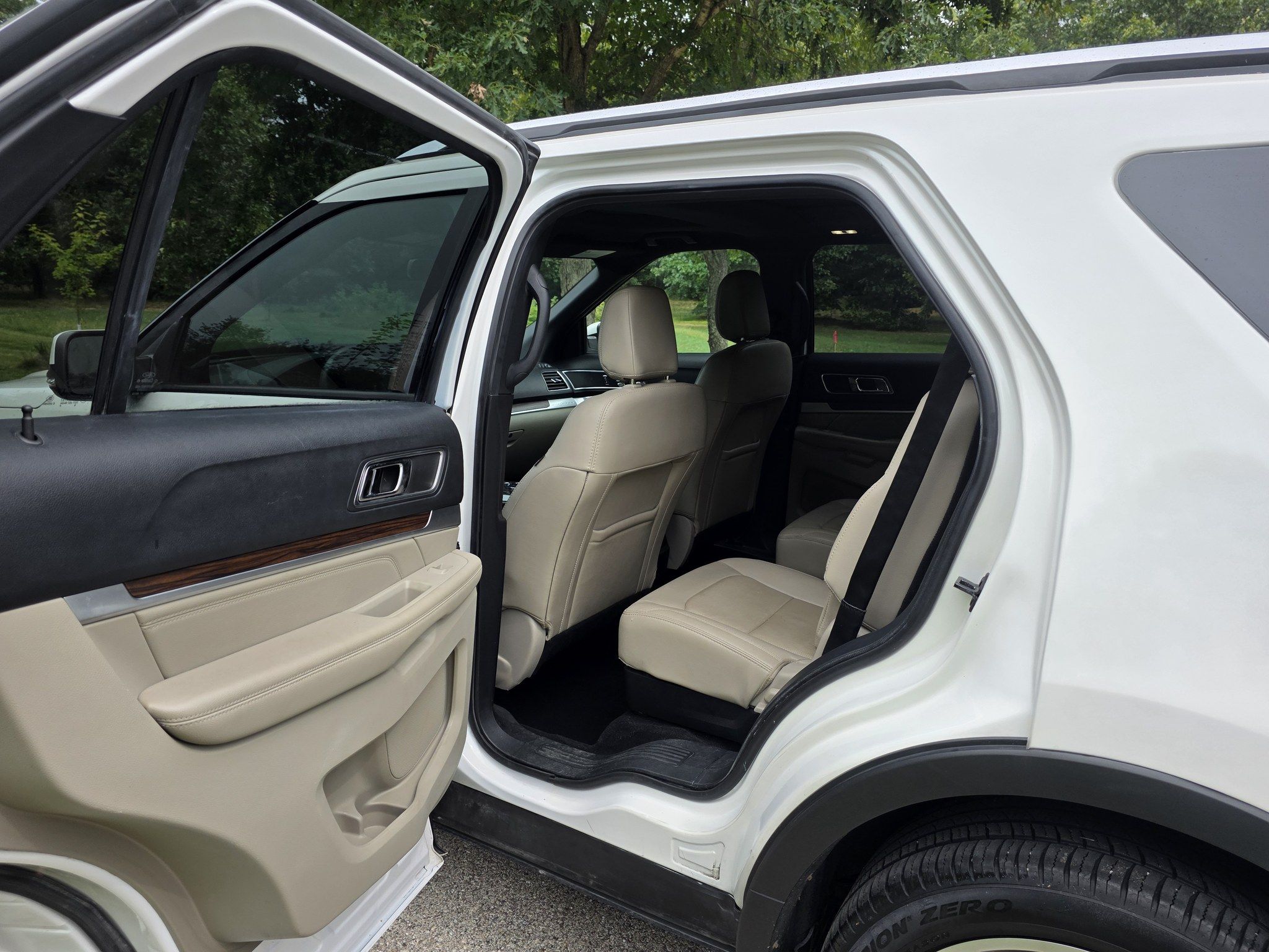 Used 2018 Ford Explorer Limited w/ Equipment Group 301A AWD/4WD image 11