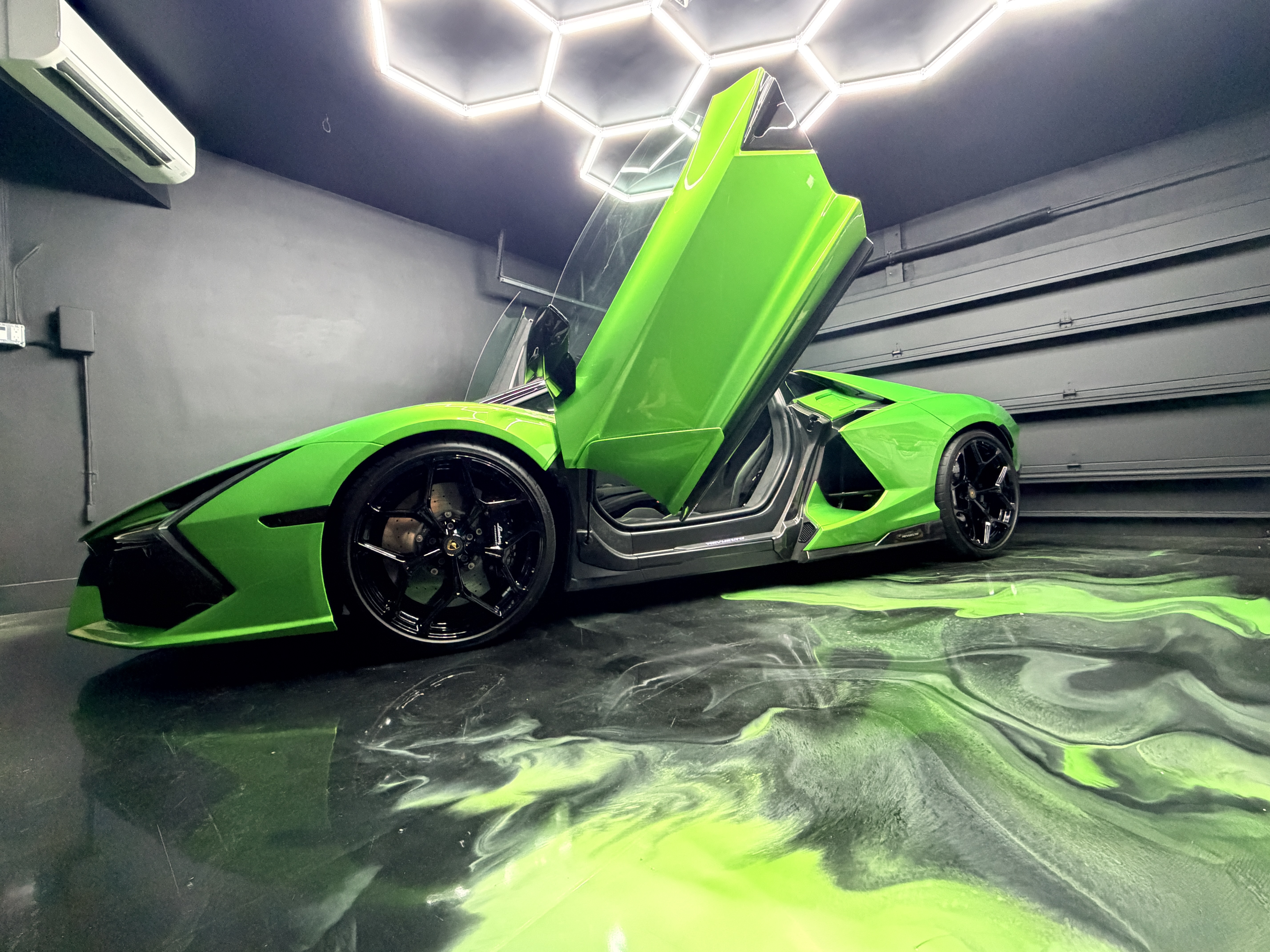 Used 2025 Lamborghini Revuelto AWD/4WD image 2