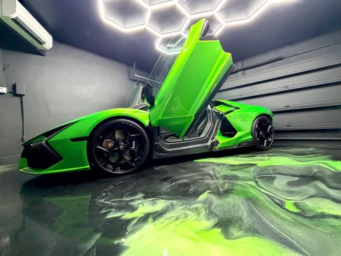 Used 2025 Lamborghini Revuelto AWD/4WD image 2
