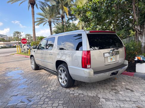 Used 2007 Cadillac Escalade ESV AWD w/ Information Package image 4