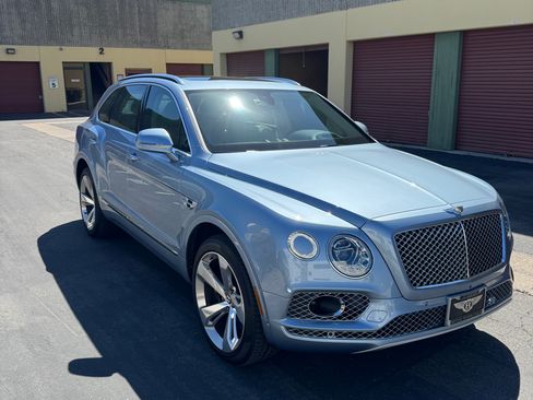 Used 2019 Bentley Bentayga image 2