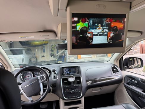 Used 2013 Chrysler Town & Country Touring FWD image 9