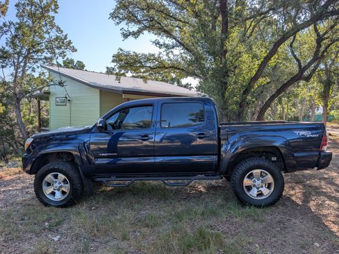 Used 2012 Toyota Tacoma PreRunner w/ TRD Sport Pkg RWD image 2