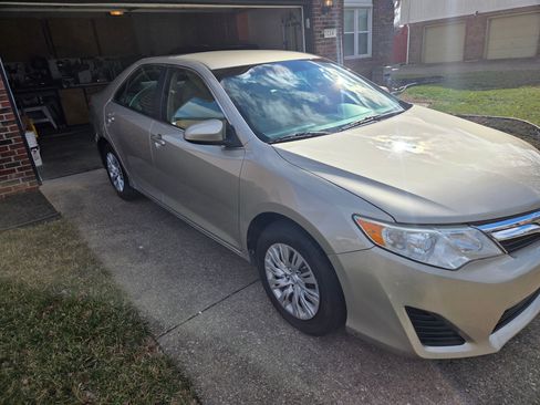 Used 2014 Toyota Camry LE image 2