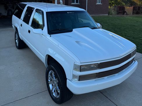 Used 1993 Chevrolet Suburban 4WD image 1