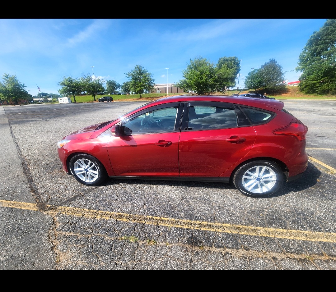 Used 2017 Ford Focus SE FWD image 1