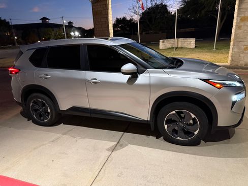 Used 2024 Nissan Rogue SV w/ SV Premium Package image 14