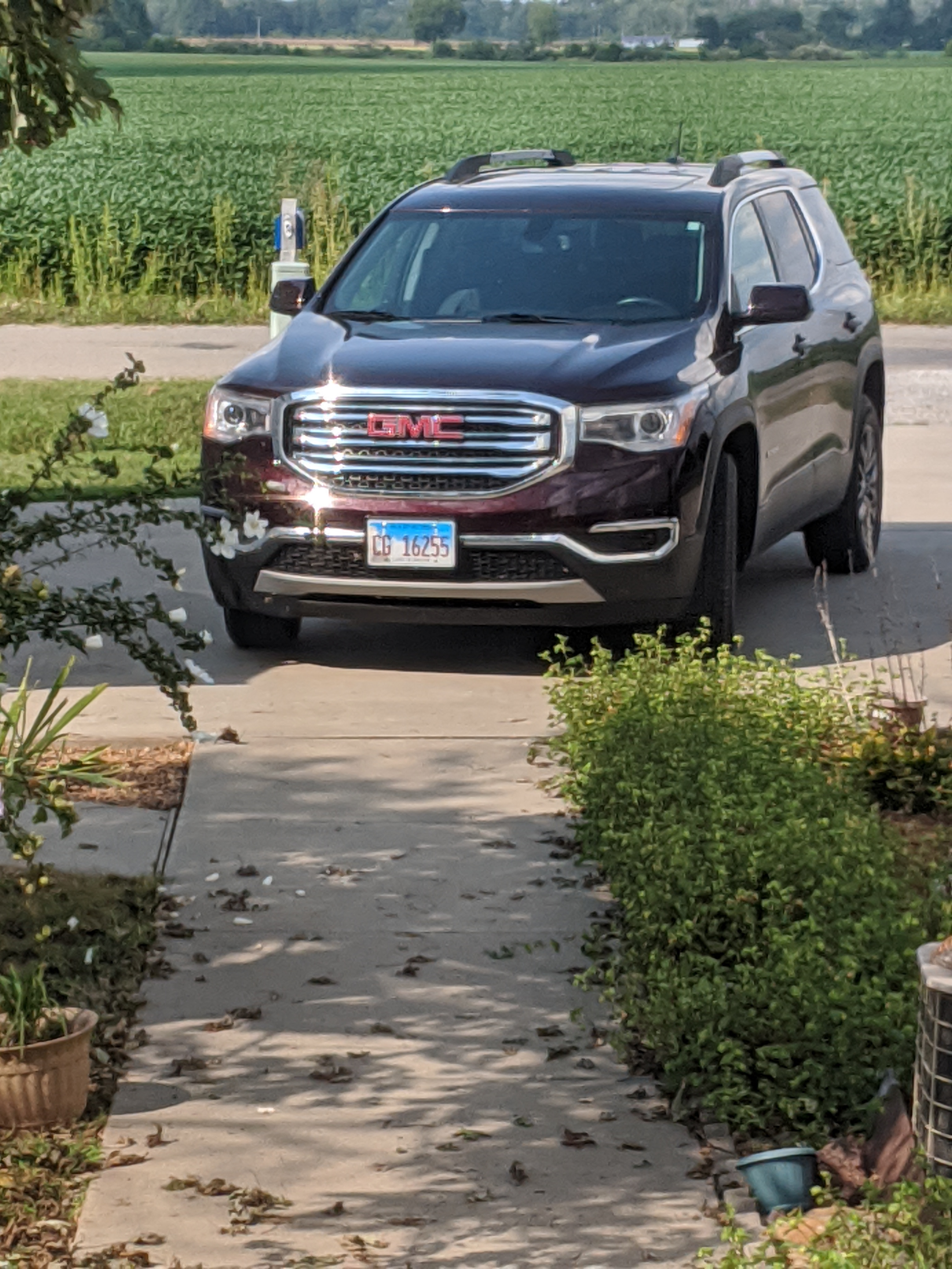 Used 2017 GMC Acadia SLT w/ LPO, Cargo Package FWD image 2
