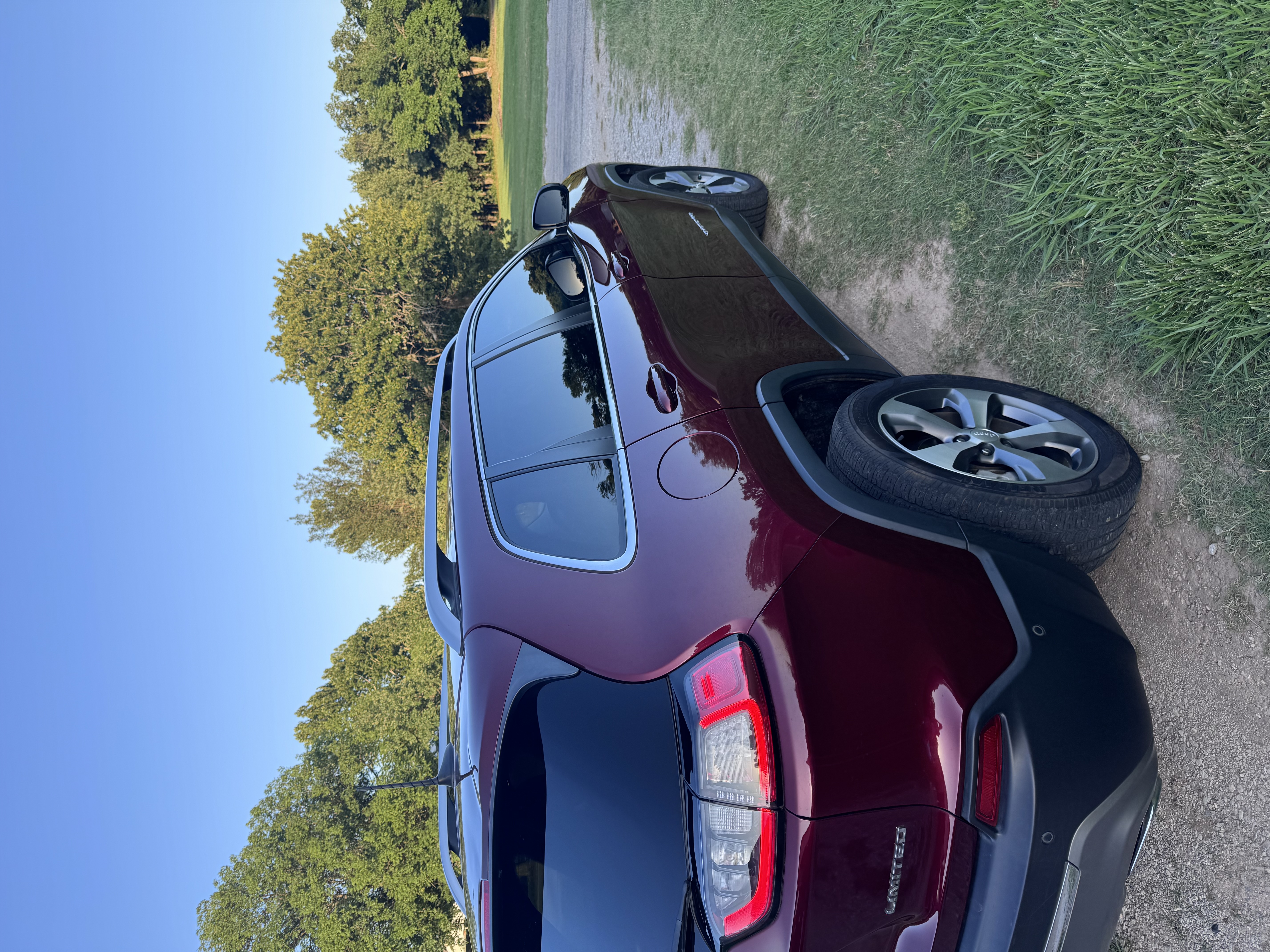 Used 2021 Jeep Cherokee Limited w/ Elite Package FWD image 1