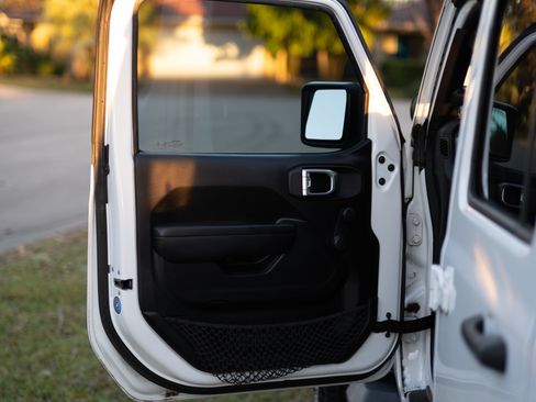 Used 2018 Jeep Wrangler Unlimited Sport image 12