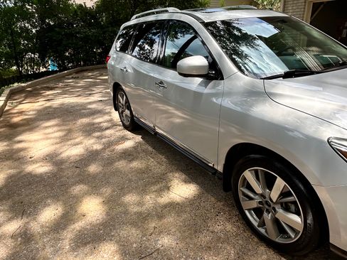 Used 2016 Nissan Pathfinder Platinum w/ Family Entertainment Package FWD image 4