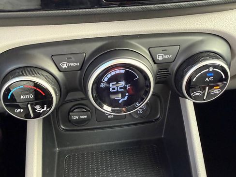 Used 2021 Hyundai Venue SEL FWD image 22