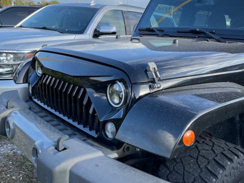 Used 2014 Jeep Wrangler Unlimited Sahara w/ Max Tow Package AWD/4WD image 12