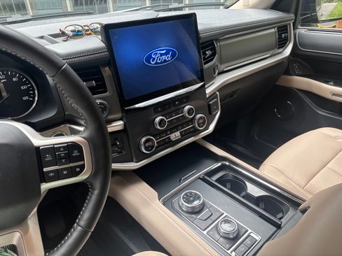 Used 2024 Ford Expedition Max XLT AWD/4WD image 4
