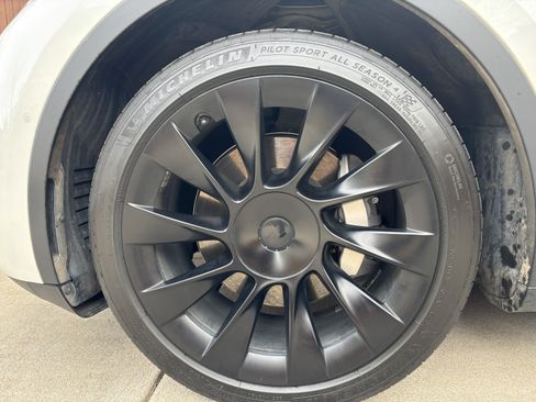 Used 2022 Tesla Model Y Long Range image 15