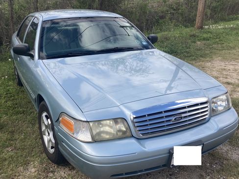 Used 2004 Ford Crown Victoria image 14