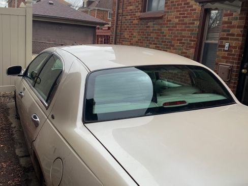 Used 1999 Lincoln Town Car Cartier RWD image 4