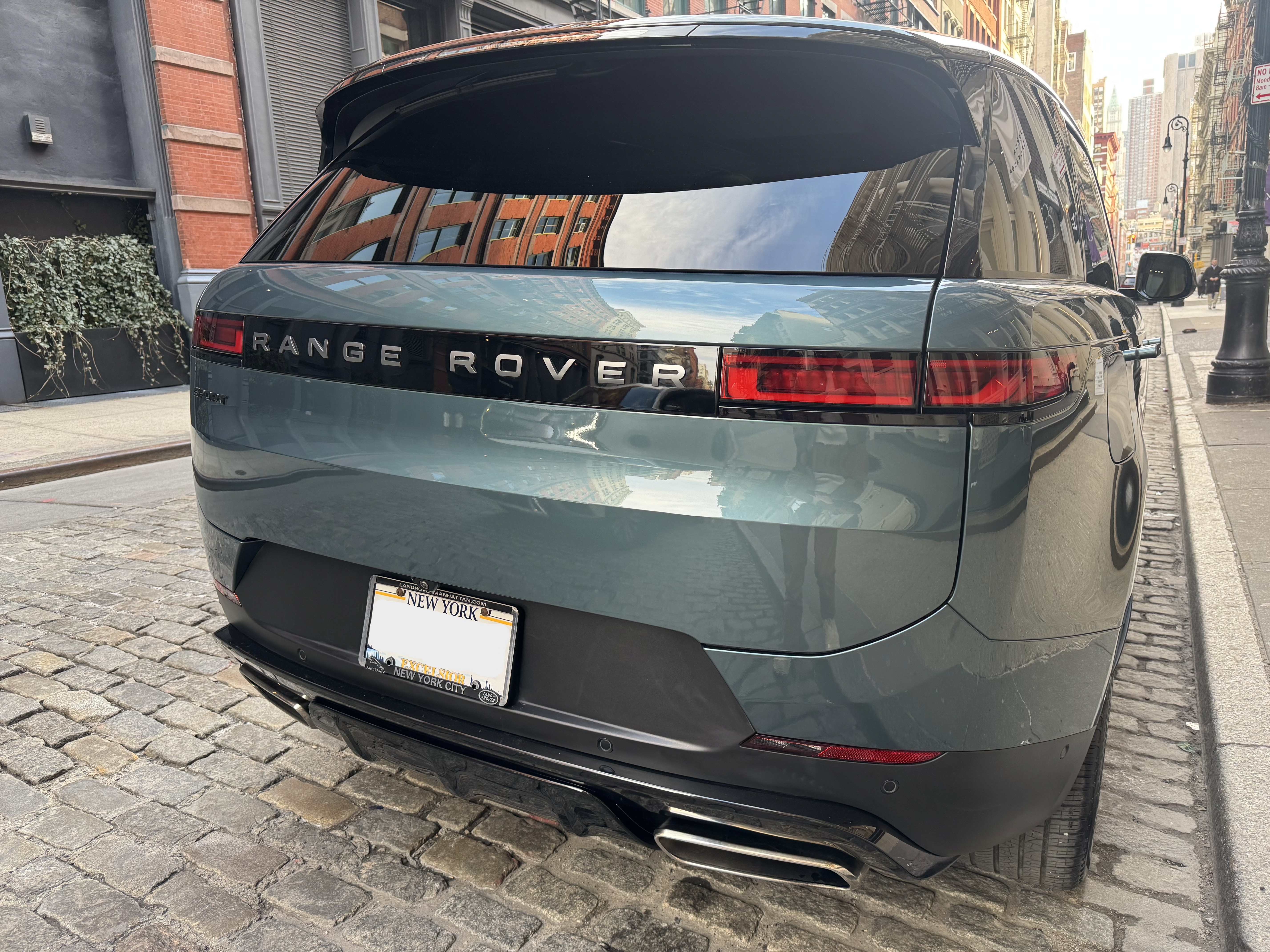Used 2024 Land Rover Range Rover Sport SE AWD/4WD image 5