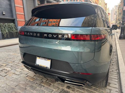 Used 2024 Land Rover Range Rover Sport SE AWD/4WD image 5